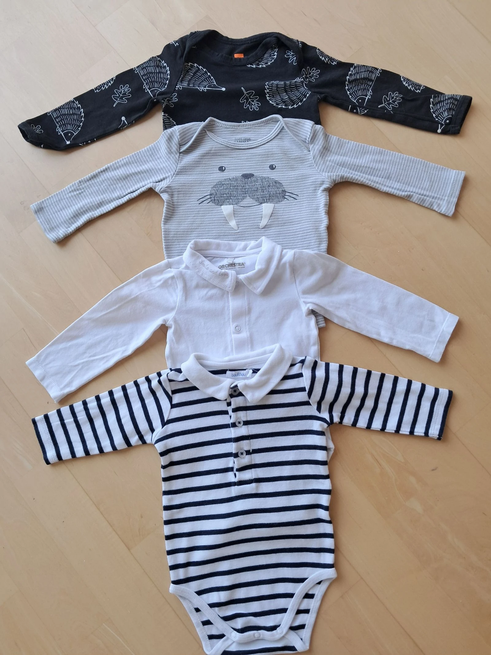 Lot  taille 6 mois de 4 bodies 